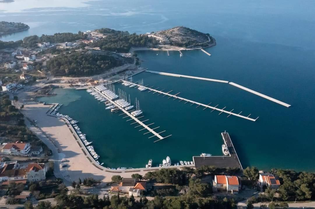 Oleandra Apartments Drage Bagian luar foto