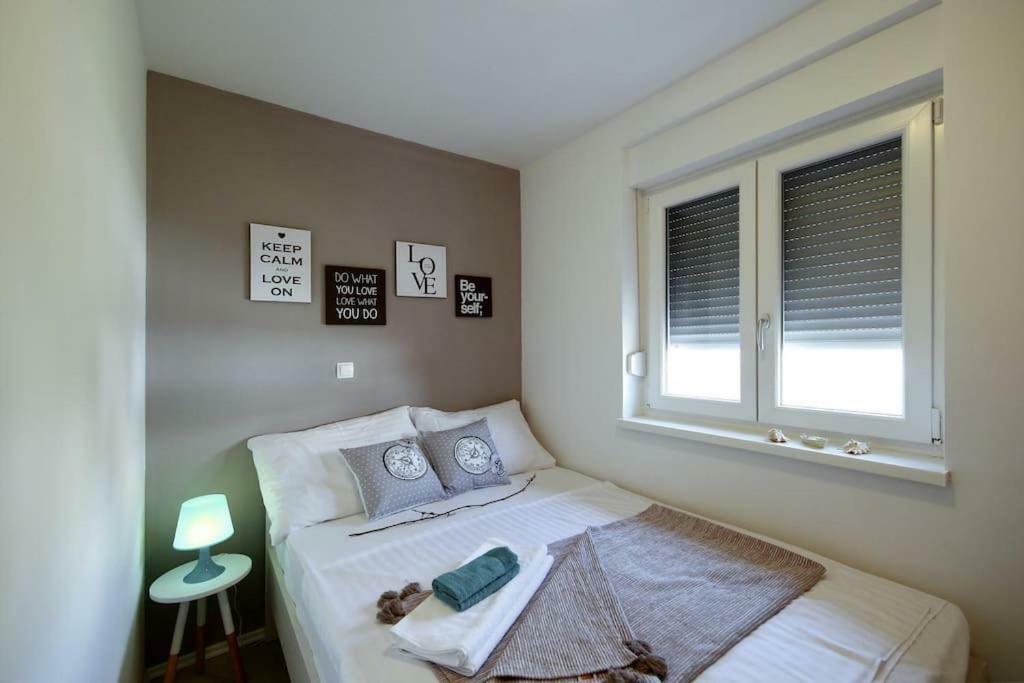 Oleandra Apartments Drage Bagian luar foto